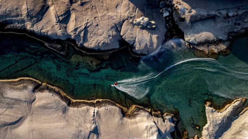 “Water on the moon': Το ονειρικό line του Νικόλα Πλύτα στο σεληνιακό τοπίο της Μήλου