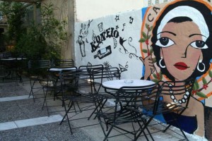 2+1: Τα πιο «ψαγμένα» καφέ με αυλή στο κέντρο της Αθήνας