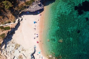 3 παραλίες της Αθήνας με καταπράσινα νερά