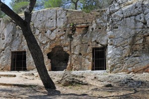 Έχετε επισκεφτεί τη Φυλακή του Σωκράτη στο κέντρο της Αθήνας; Η ιστορία και το σημείο
