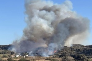 Πυρκαγιά στη Μύλο: «Ήχησε» το 112 - Στη μάχη και δυνάμεις από την Αττική