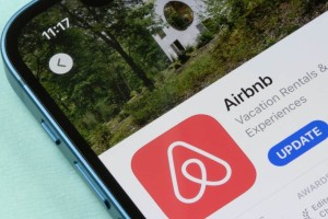 Συναγερμός με τα Airbnb: Τι άλλαξε από χθες στις κρατήσεις ‑ Προσοχή σε αυτές που «τρέχουν»