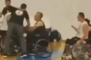 Σάλος στην Σαντορίνη: Οπαδός χτύπησε αθλητή του Παναθηναϊκού με αμαξίδιο στον τελικό κυπέλλου μπάσκετ (video)