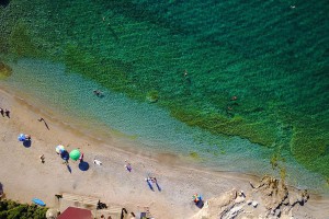 Απάτητες παραλίες: Άλλες 40 παραλίες εντάχθηκαν στη λίστα – Απαγορεύονται ομπρέλες και ξαπλώστρες