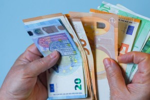 Τεράστια ανάσα: Επίδομα 718 ευρώ προς όλους