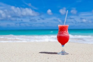Οδηγός επιβίωσης σε μια ανοργάνωτη παραλία: Τα 8 πράγματα που δεν πρέπει να ξεχάσεις