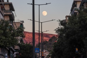 Η φωτογραφία της ημέρας: Όταν το φεγγάρι ανατέλλει στην Αθήνα...