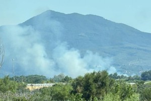 Δασική πυρκαγιά στην Αιτωλοακαρνανία: Καίει κοντά στο Αγρίνιο, «Απομακρυνθείτε» έστειλε το 112