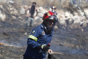 Φωτιά ξέσπασε στα Καλύβια - Στο σημείο πυροσβεστικές δυνάμεις