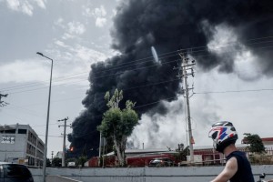 Στις φλόγες γειτονικό εργοστάσιο μετά την φωτιά στην Κηφισιά - Διακοπή κυκλοφορίας στην Καλυφτάκη