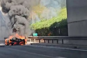 Στις φλόγες Supercar: Έγινε παρανάλωμα του πυρός στην Αττική Οδό – Δείτε βίντεο και φωτογραφίες