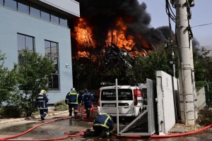Δραματικές ώρες στην Κάτω Κηφισιά: Μεγάλη φωτιά σε εργοστάσιο μετά από ισχυρή έκρηξη - «112» σε όλη την Αθήνα και διακοπές κυκλοφορίας