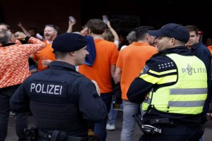 Συναγερμός στο Euro 2024: Χαμός στο Αμβούργο με Ολλανδούς και Πολωνούς - Η αστυνομία πυροβόλησε άνδρα με τσεκούρι (video)