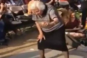 80χρονη λεβέντισσα: Γιαγιά που χόρεψε το πιο μερακλίδικο ζεϊμπέκικο και τρέλανε τους πάντες (video)