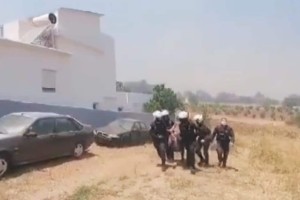 Πυρκαγιά στην Κερατέα: Αστυνομικοί παίρνουν σηκωτή γυναίκα και απομακρύνουν φιάλες υγραερίου από σπίτι που έχει πάρει φωτιά