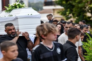 Αβάσταχτος πόνος στην κηδεία της 11χρονης Βασιλικής που δολοφονήθηκε άγρια στην Ηλεία: Σπαραγμός στο τελευταίο «αντίο» - Με λευκά μπαλόνια στα χέρια οι κάτοικοι (video)