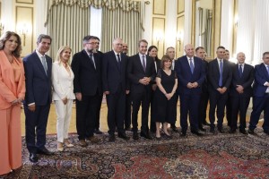 Ορκίστηκαν τα νέα μέλη της κυβέρνησης: Το κρυφό μήνυμα πίσω από τον ανασχηματισμό του Κυριάκου Μητσοτάκη