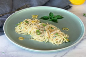 Τα πιο νόστιμα καλοκαρινά μακαρόνια με λεμόνι, σκόρδο και παρμεζάνα: Η απόλαυση στο πιάτο σου