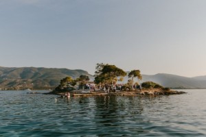 «Ονειρεμένο νησί»: Ο προορισμός του έρωτα με τα καταγάλανα νερά βρίσκεται μόλις λίγη ώρα μακριά από την Αθήνα