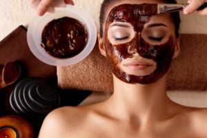 «Χρυσή» μάσκα προσώπου: Υπέρλαμπρο δέρμα με σοκολάτα, μέλι και άλλα 2 υλικά