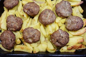 «Κολασμένη» απόλαυση: Μπιφτέκια με πατάτες φούρνου σαν λουκούμι