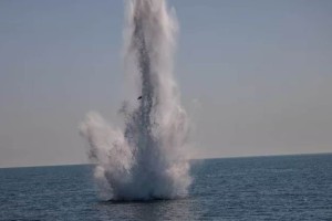Καβούρι: Εξουδετέρωση με ελεγχόμενη έκρηξη νάρκης που βρέθηκε στη θάλασσα
