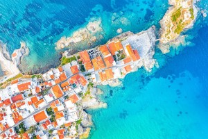 Τα 6 καλύτερα νησιά για διακοπές εκτός σεζόν σύμφωνα με τους Βρετανούς - Αποθέωση για το «καλά κρυμμένο πετράδι του Αιγαίου»