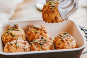 Ντοματοκεφτέδες με φέτα στο Air Fryer: Εύκολοι και έτοιμοι στο τσακ μπαμ