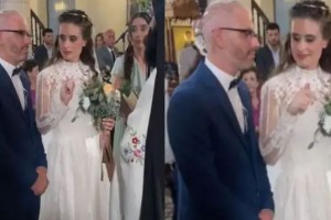Δάκρυσαν οι πάντες: Ρίγη συγκίνησης προκαλεί η νύφη που μεταφέρει με νοηματική στον γαμπρό τα λόγια του ιερέα