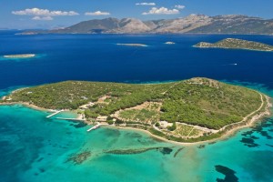Η Καραϊβική της Ελλάδας: Το «ονειρεμένο» νησί με τα τιρκουάζ νερά και τη λευκή αμμουδιά απέχει μόλις 1 ώρα από την Αθήνα