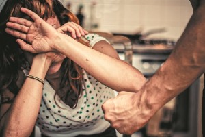 Σοβαρή η κατάσταση της συζύγου του ποινικολόγου: Με κατάγματα σε μύτη, χέρι, πρόσωπο και βαθύ κόψιμο στη γλώσσα