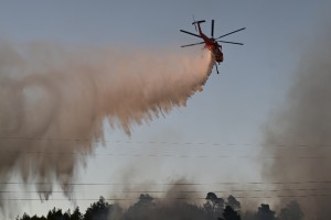 Πυρκαγιές στην Αττική: Χωρίς ενεργό μέτωπο στη Σταμάτα, «μάχη» με τις αναζωπυρώσεις στην Κερατέα