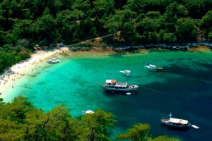 Σμαραγδένια νερά: Ένα μαγικό νησί που κλέβει την καρδιά όλων των επισκεπτών του
