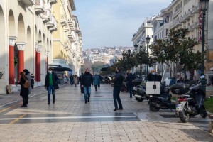 Αγίου Πνεύματος: Κλειστά τα εμπορικά καταστήματα σε Θεσσαλονίκη και Πάτρα
