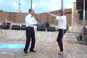 «Λύγισε» το κλαρίνο: Καστανή γυναικάρα χορεύει τσιφτετέλι και ο οργανοπαίκτης τα… παίζει (video)