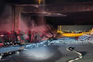 Φωτιά βυτιοφόρου στην Αθηνών-Κορίνθου: Κατεδαφίζεται η γέφυρα μετά από σοβαρές ζημιές - Αυτές είναι οι τρέχουσες κυκλοφοριακές ρυθμίσεις