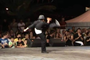 Βαρύς και ασήκωτος: Μάγκας 11χρονος χορεύει το καλύτερο ζεϊμπέκικο και «σαρώνει» το διαδίκτυο!