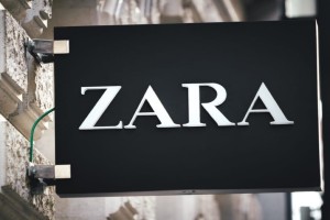 ZARA: Ένα τόσο απλό αλλά τόσο στυλάτο σετ σε περιμένει στα ράφια για να το φορέσεις - Οικονομικό και διαχρονικό