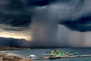 Κακοκαιρία: Σκηνικό από ταινία θρίλερ στους Αγίους Θεοδώρους με «καταρράκτη» νερού από τον ουρανό (photo)