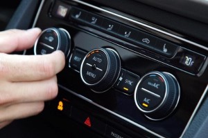 Μυρίζει το κλιματιστικό του αυτοκινήτου; Απαλλαγείτε από τις δυσάρεστες οσμές με ένα κόλπο