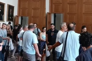 Χάος στο ΕΚΠΑ: Η αντιπρύτανης έδιωξε συνδικαλιστές που φώναζαν για τον υπάλληλο που κατέβασε τον σέρβερ (video)