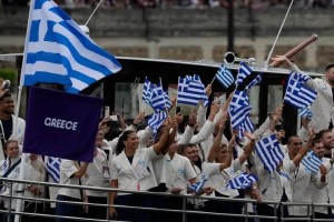Ολυμπιακοί Αγώνες 2024: Η εντυπωσιακή είσοδος των αθλητών μας στον Σηκουάνα - Έλαμψε η ελληνική αποστολή με σημαιοφόρους τον Γ. Αντετοκούνμπο και την Αντιγόνη Ντρισμπιώτη (video)
