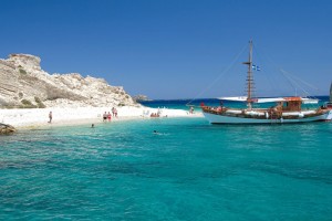 Τα 4+1 ελληνικά νησιά με τις πιο ωραίες παραλίες για βουτιά, παρέα με το βιβλίο και την γαλήνη