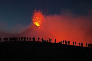 Συναγερμός στην Ιταλία: «Βρυχώνται» τα ηφαίστεια Αίτνα και Στρόμπολι