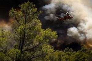 Μεγάλη φωτιά τώρα στα Καλύβια Θορικού - Ήχησε το «112» σε κατοίκους των γύρω περιοχών