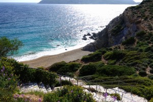 Σαν να βγήκε από παραμύθι: Η παραλία με τα καταγάλανα νερά που θυμίζει νησί και απέχει μόλις 1 ώρα από την Αθήνα