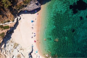 Η πιο όμορφη «κρυφή» παραλία της Αττικής: Ένας κολπίσκος με πεντακάθαρα τιρκουάζ νερά