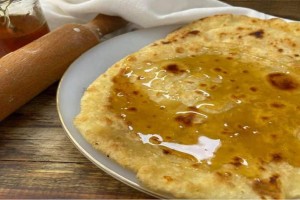 Δεν υπάρχει νοστιμότερη: Σφακιανή τυρόπιτα με μέλι όπως μας μάθανε στην Κρήτη - Λαχταριστή σα λουκούμι