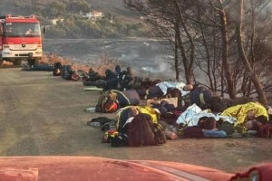 Οι ήρωες της φωτιάς στην Κερατέα: Εξαντλημένοι μετά τη «μάχη» με τις φλόγες - Η συγκλονιστική viral φωτογραφία με τους πυροσβέστες