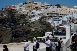 «SOS» με τον υπερτουρισμό στην Σαντορίνη: «Στο όριο της ασφυξίας το πιο ινσταγκραμικό νησί της Ελλάδας»